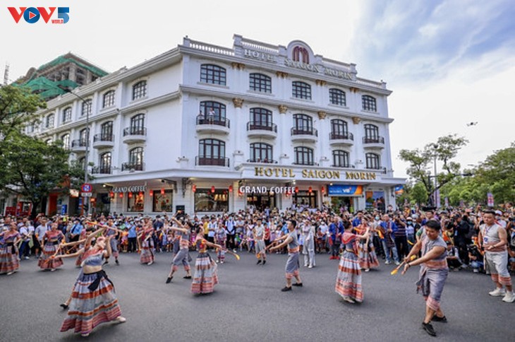 'Colours of culture' festival lights up streets of Hue city - ảnh 1