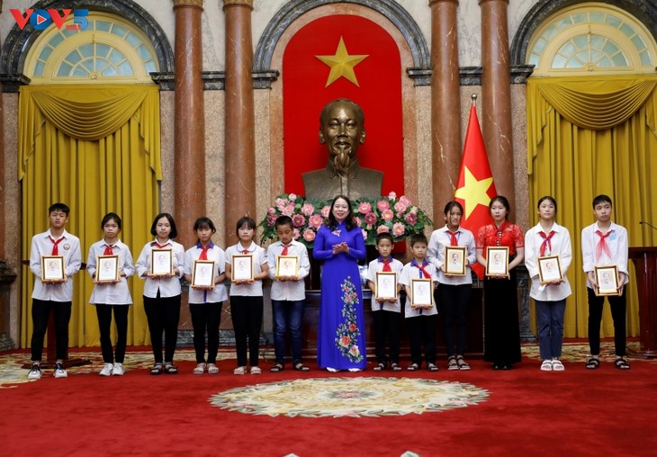 Vo Thi Anh Xuân rencontre des enfants défavorisés - ảnh 1