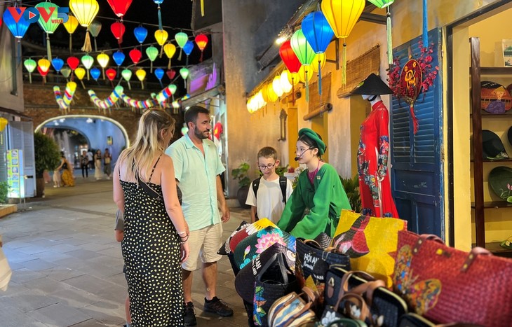 Plus de 19 millions de visiteurs internationaux au Vietnam: un record historique - ảnh 1