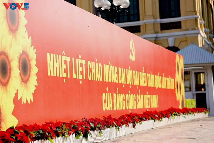 Hanoï se pare de drapeaux et de fleurs à l’approche du XIVᵉ Congrès national du Parti - ảnh 12