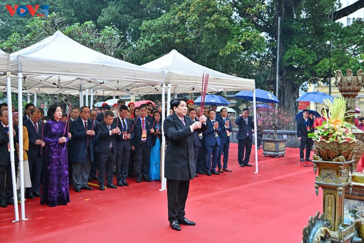 Luong Cuong rend hommage au roi Ly Thai Tô aux côtés de Vietnamiens de l’étranger - ảnh 1