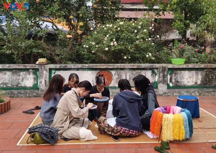 À Quât Dông, la broderie comme retour aux sources - ảnh 1