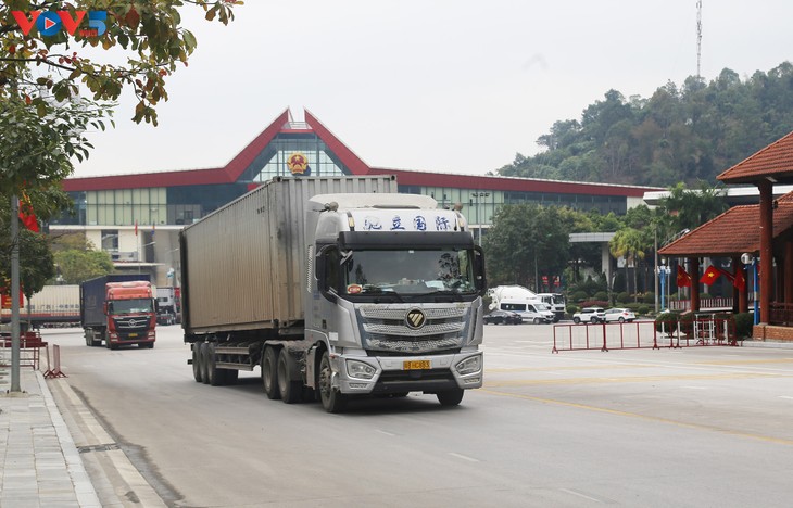 Busy customs clearance on New Year's Day signals strong import-export in 2026 - ảnh 1