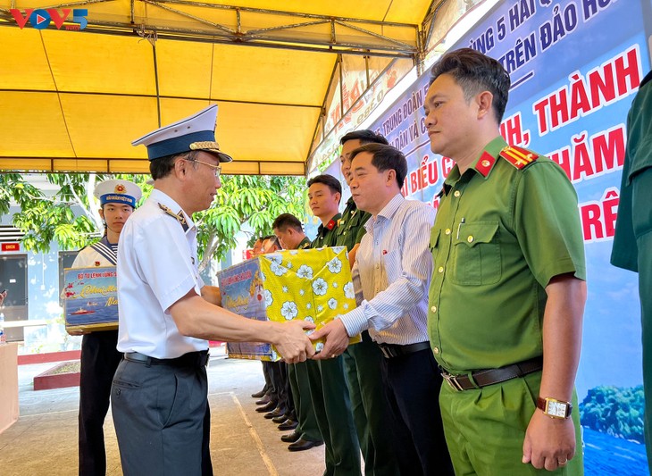 Naval Region 5 Command pays Lunar New Year visit to 6 southwestern islands - ảnh 2