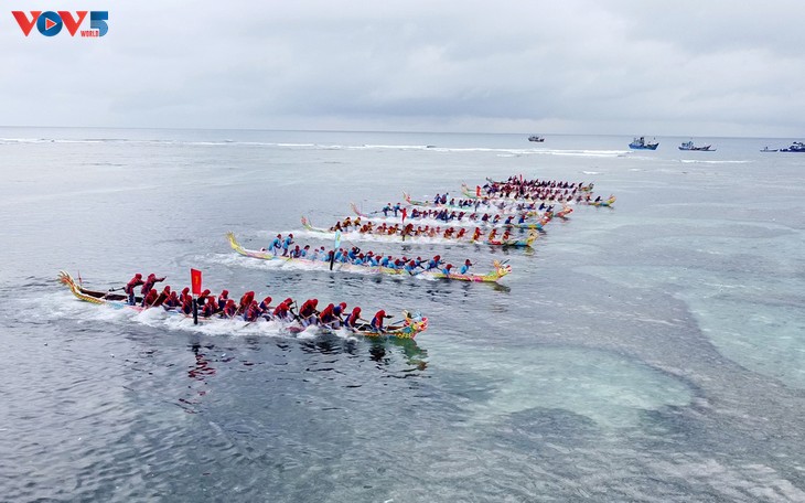 Lomba Perahu Tradisional Warga Ly Son - ảnh 1