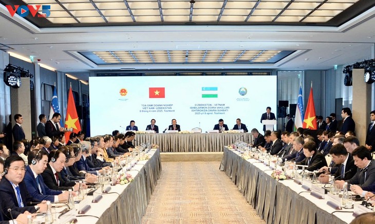 ປ​ະ​ທານ​ສະ​ພາ​ແຫ່ງ​ຊາດ ເຈິ່ນ​ແທັງ​ເໝິນ: ຫວຽດ​ນາມ ຖື​ປະ​ຊາ​ຊົນ, ວິ​ສາ​ຫະ​ກິດ​ເປັນ​ເຈົ້າ​ກຳ, ກຳ​ລັງ​ໜູນ, ເປົ້າ​ໝາຍ​ໃຫ້​ແກ່​ການ​ພັດ​ທະ​ນາ - ảnh 2