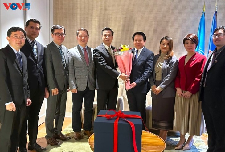 ຄະ​ນະ​ຜູ້​ຕາງ​ໜ້າ ຫວຽດ​ນາມ ປະ​ຈຳ ສ​ປ​ຊ ອວຍ​ພອນ​ປີ​ໃໝ່ ລາວ ແລະ ກຳ​ປູ​ເຈຍ - ảnh 1