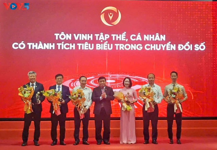 ຫວຽດ​ນາມ ສຸມ​​ແຫຼ່ງ​ກຳ​ລັງ​ລົງ​ທຶນ​ໃຫ້​ແກ່​ພື້ນ​ຖານ​ໂຄງ​ລ່າງ​ດີ​ຈີ​ຕອນ - ảnh 1