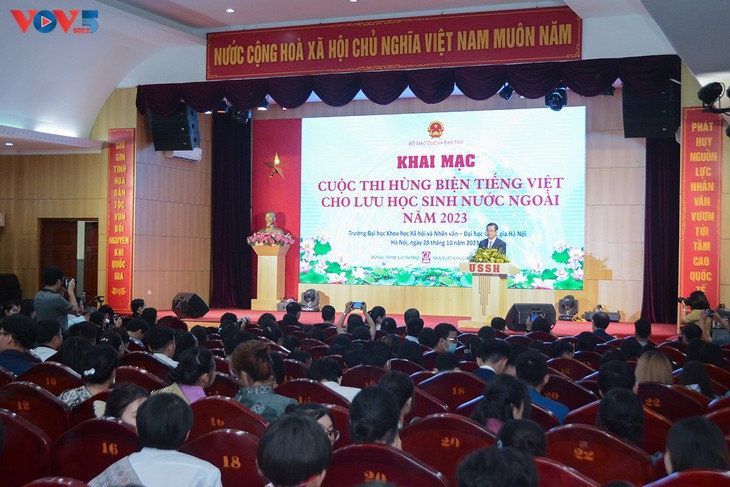 First debating contest in Vietnamese for foreign students - ảnh 1