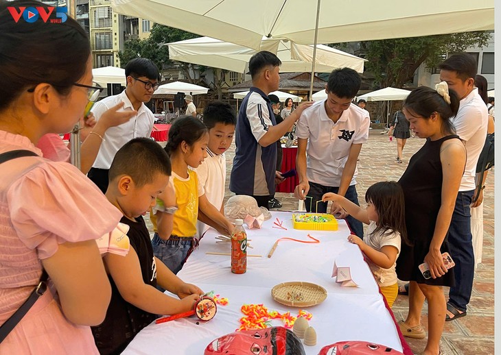 Grown-ups share stories that bring childhood  to life - ảnh 2