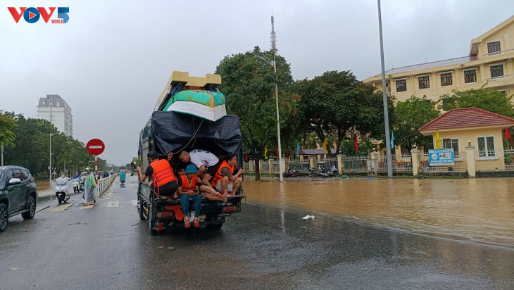 Vietnam deploys armed forces to protect flood-hit people - ảnh 1