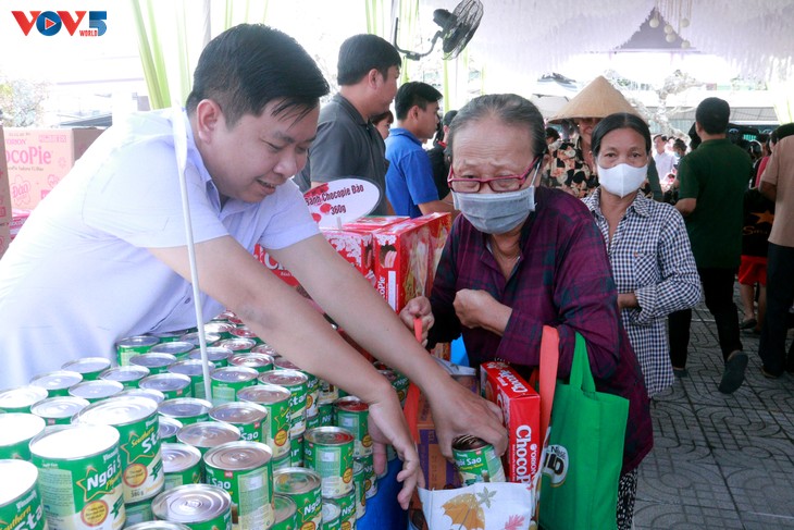 “Zero-dong supermarket” spreads care and compassion - ảnh 2