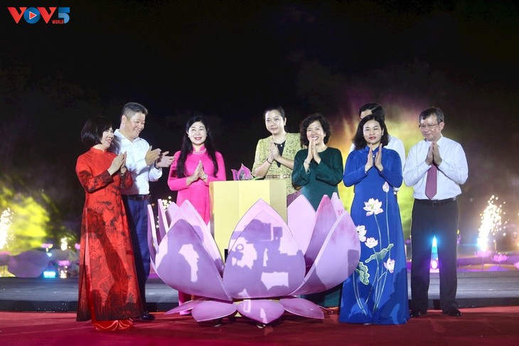 Hanoi opens first lotus festival - ảnh 1