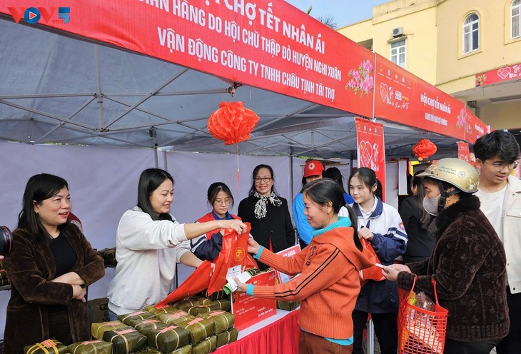 1.2 million disadvantaged people receive support to enjoy a happy Tet - ảnh 1