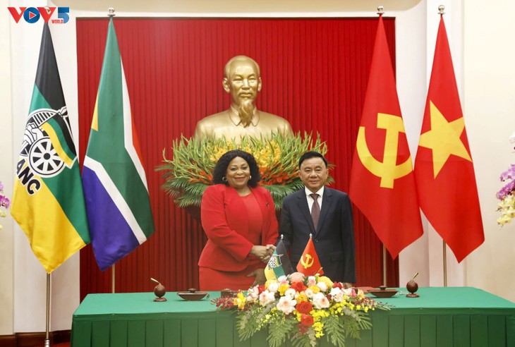 Vietnam, South Africa senior Party officials hold talks  - ảnh 1