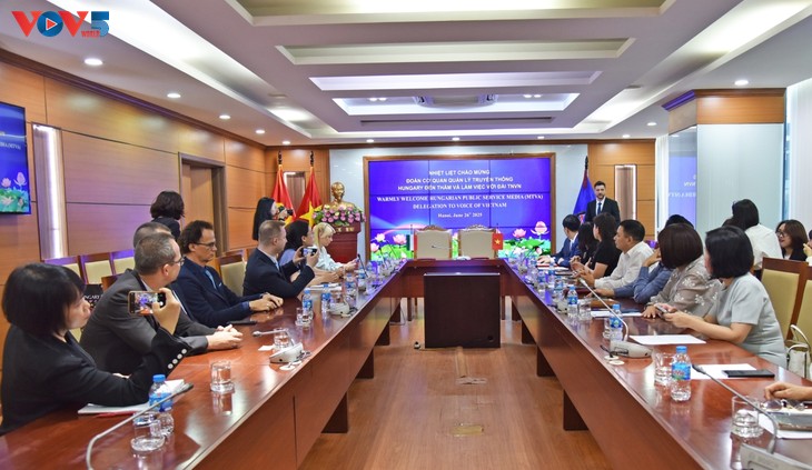 VOV, Hungary’s MTVA sign media cooperation agreement - ảnh 1