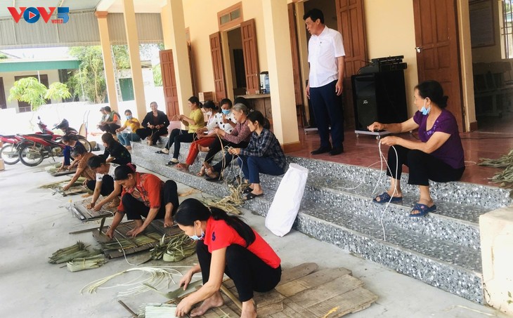 Ha Tinh keeping alive its centuries-old craft of making palm-leaf raincoats - ảnh 3