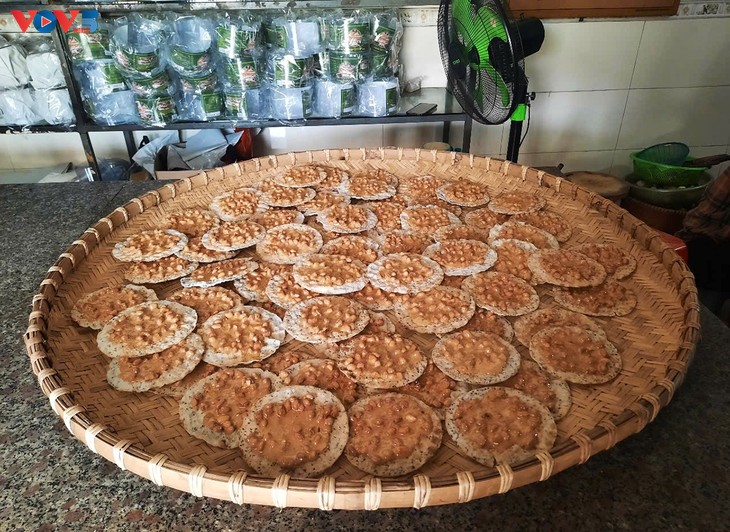 Ha Tinh preserves traditional craft of Cu Do candy making - ảnh 2