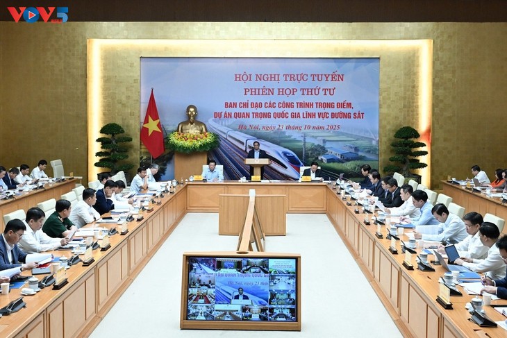 PM directs acceleration of key railway projects - ảnh 1