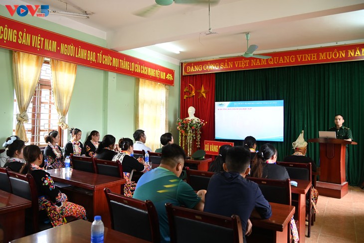 Border soldiers bring digital skills to remote hamlets in Lai Chau  - ảnh 3