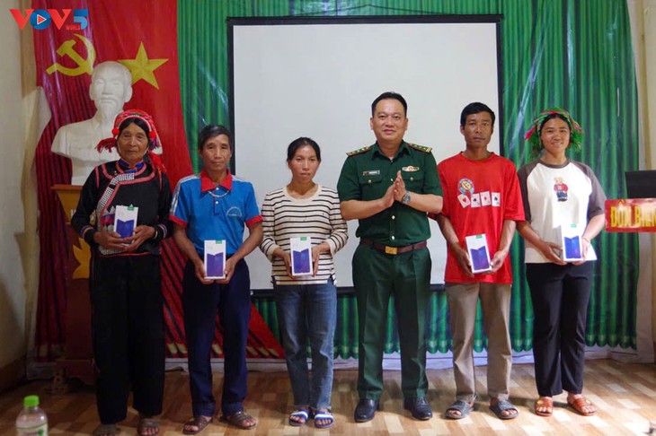 Border soldiers bring digital skills to remote hamlets in Lai Chau  - ảnh 4