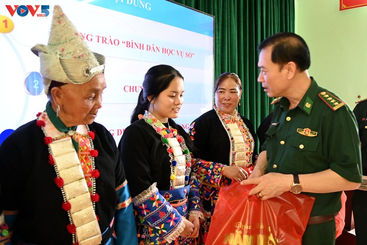 Border soldiers bring digital skills to remote hamlets in Lai Chau  - ảnh 5