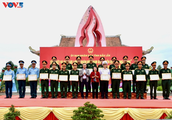 Military personnel leave Dak Lak after building hundreds of houses  - ảnh 2