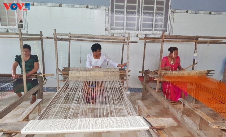 Age-old Khmer brocade weaving revitalized in An Giang province - ảnh 3