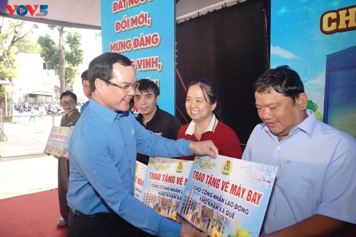  Union Tet Market brings festive cheer and savings to HCMC workers - ảnh 1