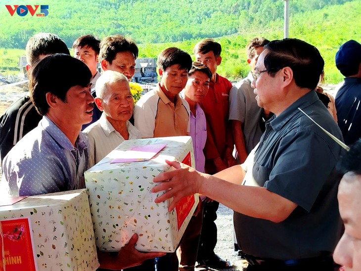 PM visits flood-hit families in Quang Duc resettlement area - ảnh 2