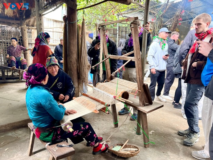 Mong women weave their story on the global stage - ảnh 6