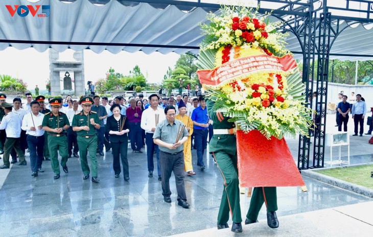 Thủ tướng dâng hương viếng các Anh hùng liệt sĩ tại Quảng Trị - ảnh 3