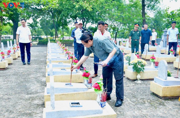 Thủ tướng dâng hương viếng các Anh hùng liệt sĩ tại Quảng Trị - ảnh 4