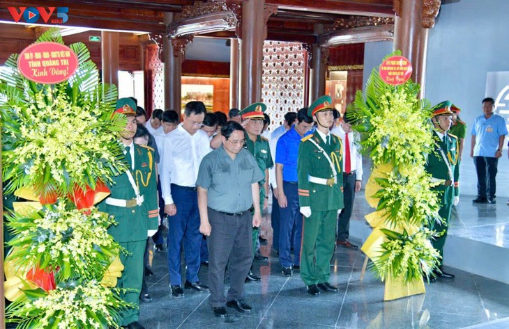 Thủ tướng dâng hương viếng các Anh hùng liệt sĩ tại Quảng Trị - ảnh 5