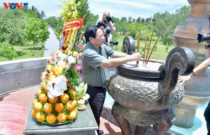 Thủ tướng dâng hương viếng các Anh hùng liệt sĩ tại Quảng Trị - ảnh 1
