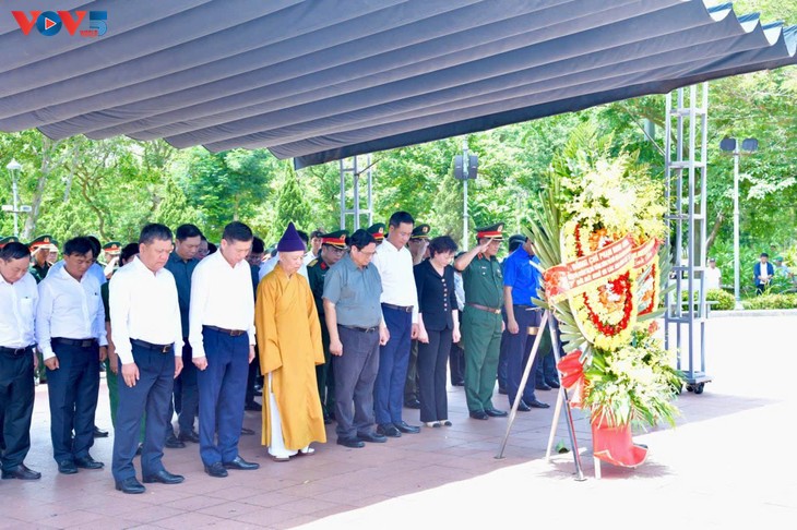 Thủ tướng dâng hương viếng các Anh hùng liệt sĩ tại Quảng Trị - ảnh 2