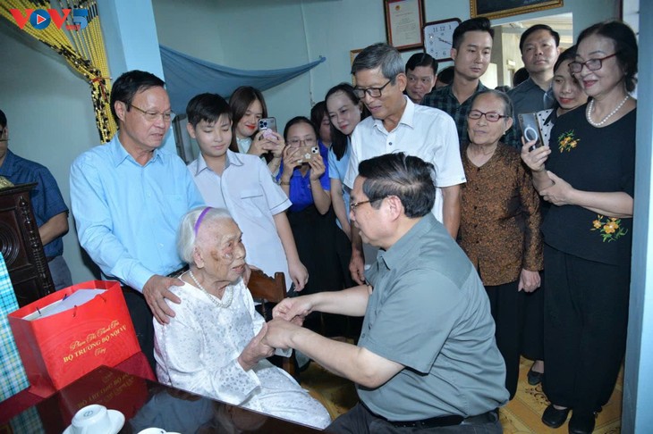 Thủ tướng dâng hương viếng các Anh hùng liệt sĩ tại Quảng Trị - ảnh 7