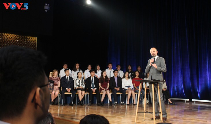 Édouard Philippe échange avec de jeunes vietnamiens - ảnh 4