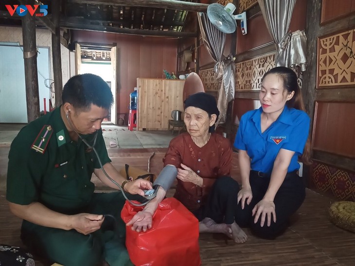 Les gardes-frontières de Dàm Thuy accompagnent les minorités ethniques locales - ảnh 2