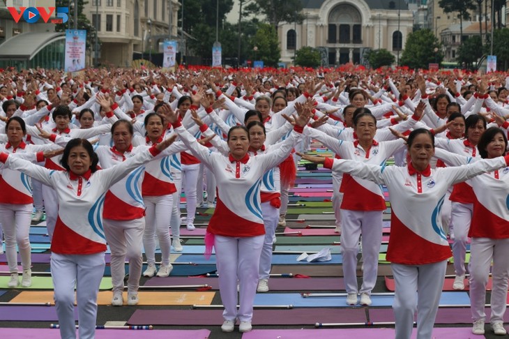 Hô Chi Minh-ville: Une démonstration sportive des seniors inscrite au livre national des records - ảnh 1