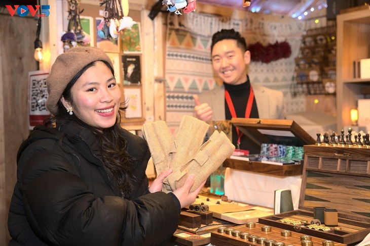 Sản phẩm thủ công mỹ nghệ Việt Nam tại Vancouver Christmas Market - ảnh 8