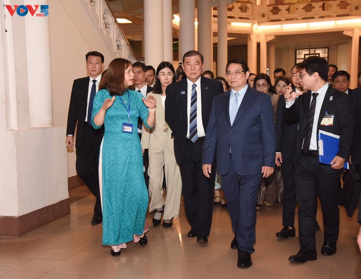 チン首相夫妻と石破首相夫妻 ベトナム国立歴史博物館を訪問 - ảnh 1