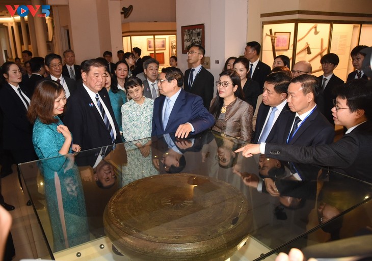 チン首相夫妻と石破首相夫妻 ベトナム国立歴史博物館を訪問 - ảnh 2
