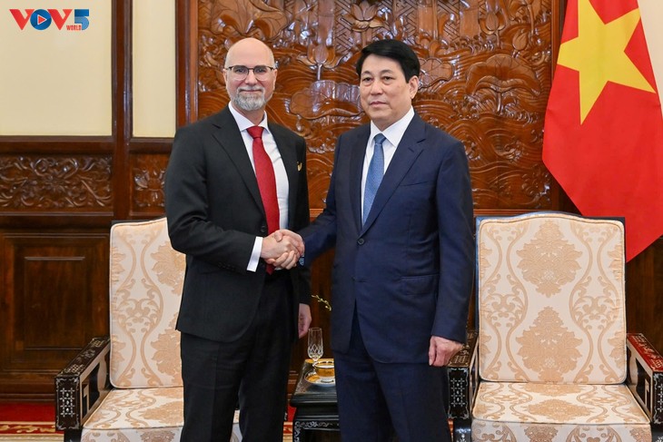 ルオン・クオン国家主席 カナダ・イラン両国大使の離任あいさつを受ける - ảnh 1