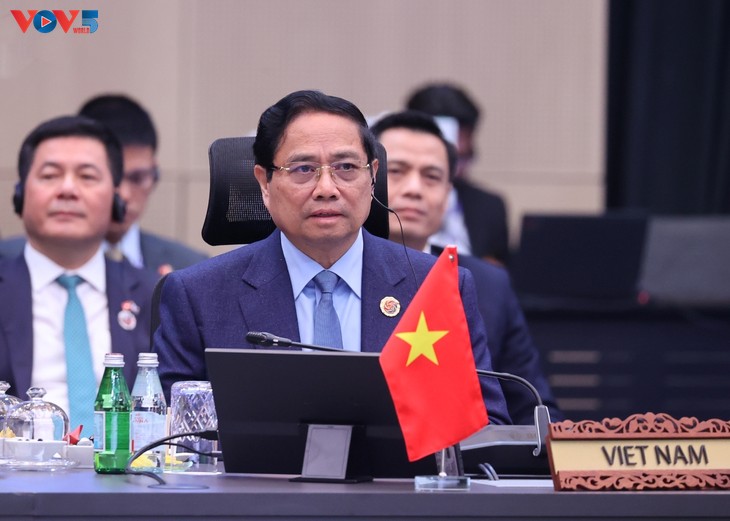 チン首相、第28回ASEAN+3首脳会議に出席 - ảnh 1