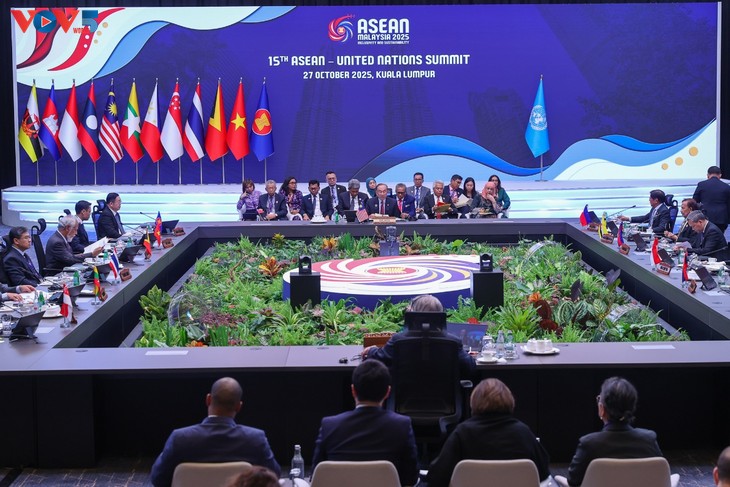 ファム・ミン・チン首相 第15回ASEAN・国連首脳会議に出席 - ảnh 1