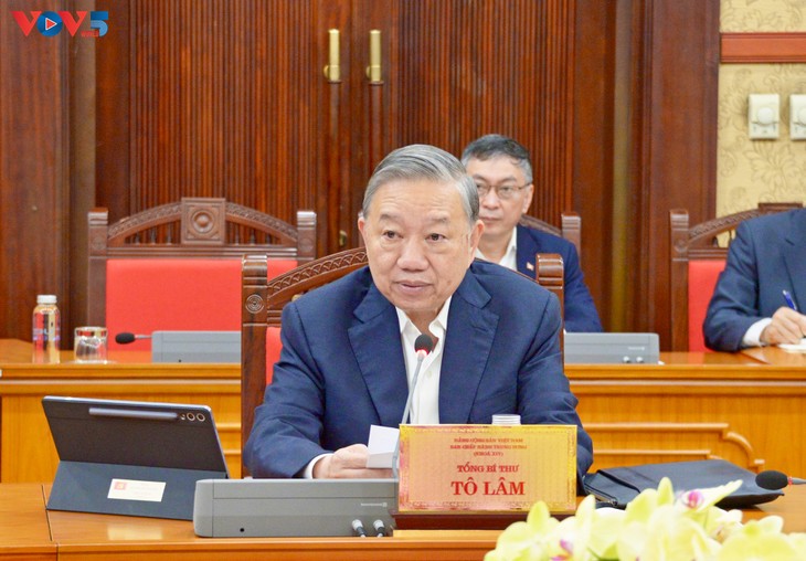 トー・ラム書記長 テト明け、年初からの規律ある業務遂行と経済目標の達成を訴え - ảnh 1