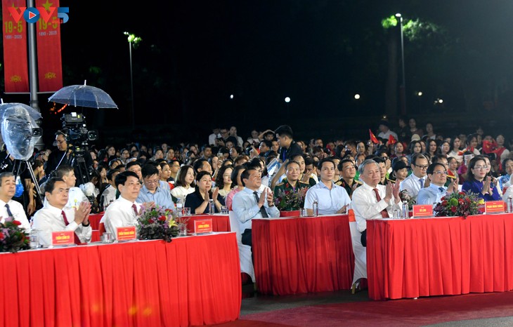 党和国家领导人观看纪念胡志明主席诞辰135周年特别艺术演出 - ảnh 1