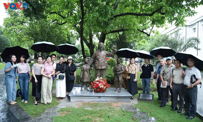 越南新闻媒体代表团参观南宁育才学校，体验中国农业人工智能技术 - ảnh 1