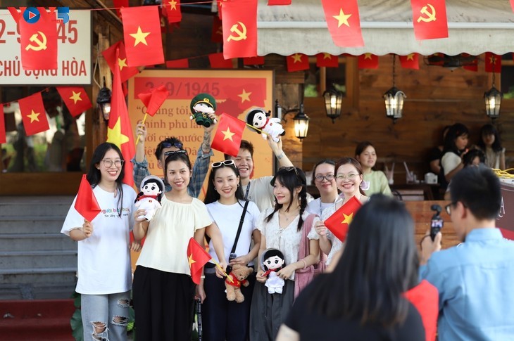 咖啡馆装饰金星红旗，庆祝越南国庆80周年 - ảnh 13